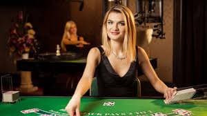 Antarmuka permainan Pretty Gaming dengan tombol taruhan dan chat dealer